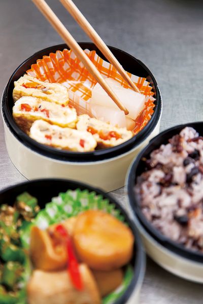 xếp cơm vào hộp